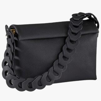 Sac à main noir avec large bandoulière tressée.