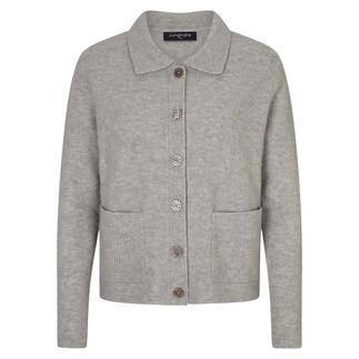 Cardigan gris avec des boutons et des poches, à plat sur un fond clair.