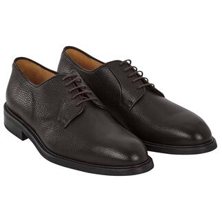 Chaussures de bureau en cuir de cerf présentées par paires sur fond neutre.