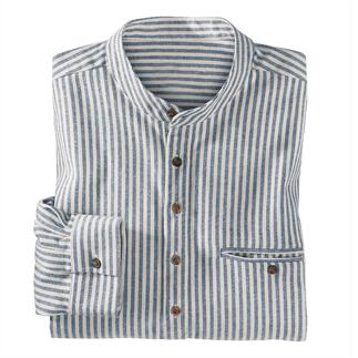 Chemise en flanel rayée pliée avec des boutons sur la table.