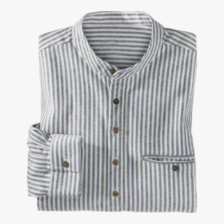 Chemise en flanel rayée pliée avec des boutons sur la table.