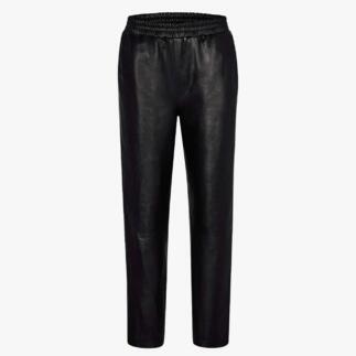 Pantalon jogger en cuir d'agneau noir sur fond blanc.