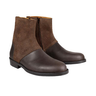 Bottes en cuir de buffle marron vues de face sur fond blanc