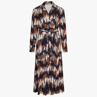 Robe flatteuse avec un motif coloré et une ceinture sur fond blanc.