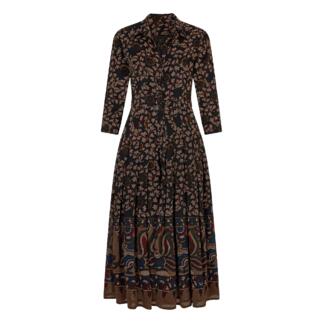Robe en laine à motif floral sur fond noir, légèrement incliné.