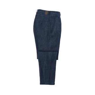 Pantalon en lin de couleur indigo vu de côté, avec une poche arrière.