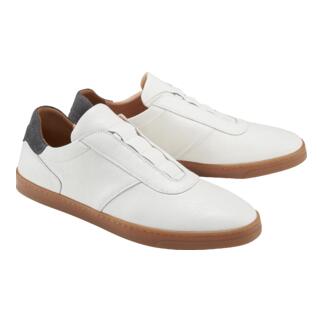 Deux chaussures OCONI slip-on en paire, blanches et grises.