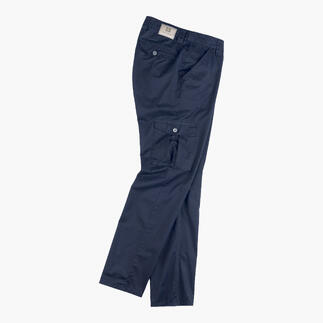 Pantalon cargo bleu marine avec plusieurs poches.