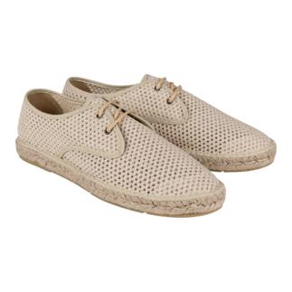 Deux paires de chaussures d'été en maille naturelle avec semelle en jute, vue de face.