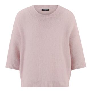 Un pull rose doux et court à manches de Junghans, design minimaliste.
