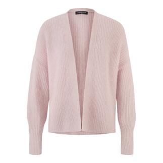 Cardigan moelleux Junghans 1954 en rose sur fond clair.