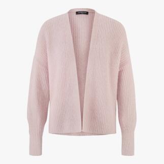 Cardigan moelleux Junghans 1954 en rose sur fond clair.
