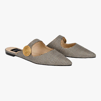 Deux mules pointues en noir et blanc avec un détail décoratif.
