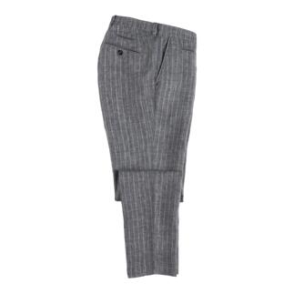 Pantalon à rayures grises vu de côté.