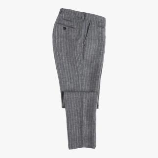 Pantalon à rayures grises vu de côté.