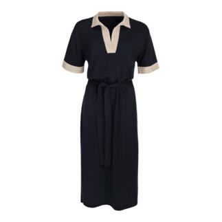 Vue avant d'une robe bleu marine avec des manches beiges et une ceinture.
