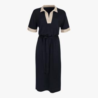 Vue avant d'une robe bleu marine avec des manches beiges et une ceinture.