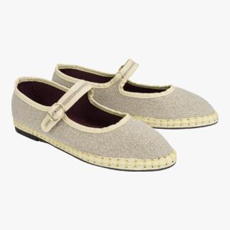 Paire de chaussures Mary Jane en lin beige, légèrement disposées sur le côté.