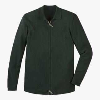 Polo-Cardigan vert avec fermeture éclair sur fond blanc.