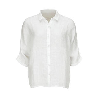 Chemise en lin blanc sur fond clair.