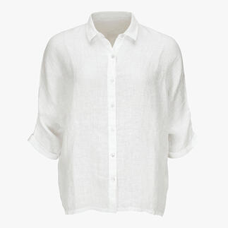 Chemise en lin blanc sur fond clair.