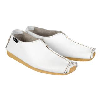 Deux mocassins blancs Snipe® vus de face.