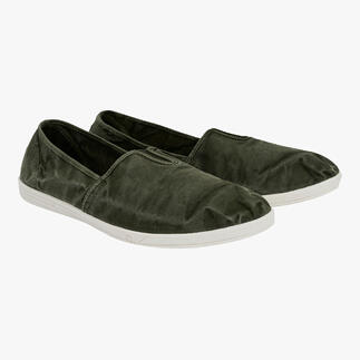 Deux slip-ons verts foncés Natural World vus de face.