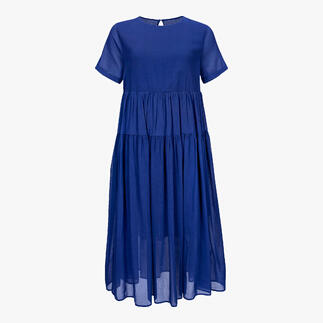 Vue de face de la robe d'été bleue avec jupe volumineuse