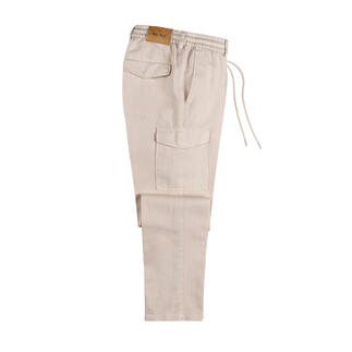 Shorts cargo en chanvre beige avec taille élastique et poches latérales.