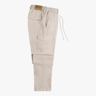 Shorts cargo en chanvre beige avec taille élastique et poches latérales.