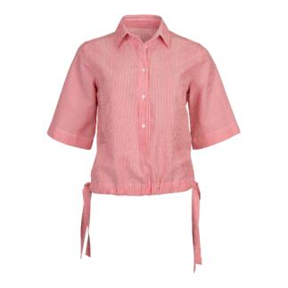 Femme portant une blouse boxy en seersucker rouge, taille 34.