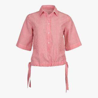 Femme portant une blouse boxy en seersucker rouge, taille 34.