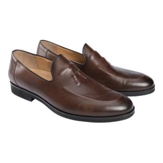 Mocassins en cuir lisse marron foncé, vue de côté.
