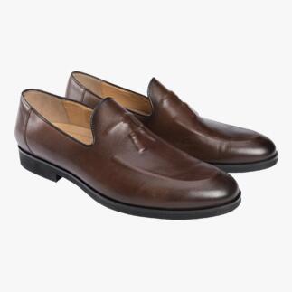 Mocassins en cuir lisse marron foncé, vue de côté.