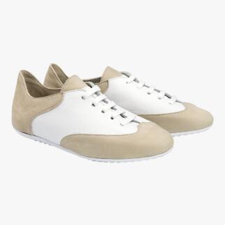 Sneakers confortables beige et blanche sur un fond neutre, vue de face.