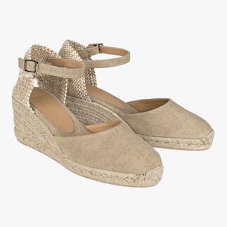 Paire d'espadrilles à talon Castañer en beige sur fond blanc.