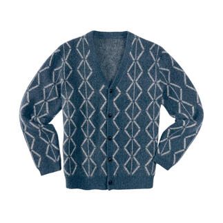 Cardigan en alpaga brossé bleu avec motif losange sur fond blanc.