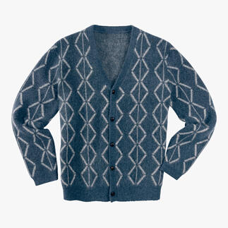 Cardigan en alpaga brossé bleu avec motif losange sur fond blanc.