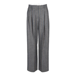 Vue de face du pantalon à pince large flexible avec plis.