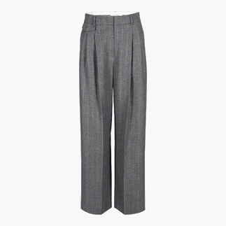 Vue de face du pantalon à pince large flexible avec plis.