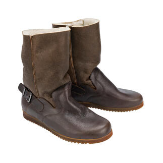 Bottes de motard souples couleur marron avec fermeture à boucles latérale et doublure douce.