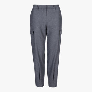 Pantalon cargo en laine dans une couleur grise, présenté de face.