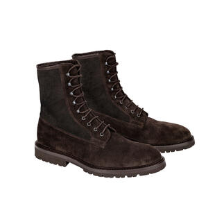 Deux bottes double face marron avec lacets de côté.