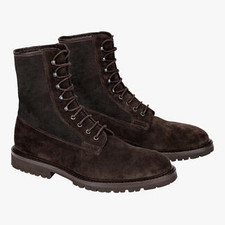 Deux bottes double face marron avec lacets de côté.