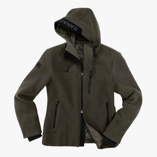 Veste en polaire de laine verte avec capuche sur fond blanc.