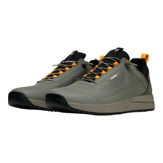 Sneaker Tropicfeel en vert olive avec lacets jaunes et semelle antidérapante.