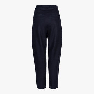 Vue arrière d'un pantalon à plis bleu foncé