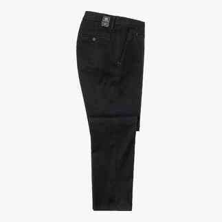 Vue de côté des chinos Perma-Black en noir, sur fond blanc.