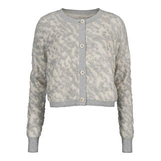 Veste jacquard 3D grise avec boutons et encolure ronde.