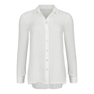 Blouse blanche avec rangée de boutons, longue coupe et manches élégantes.
